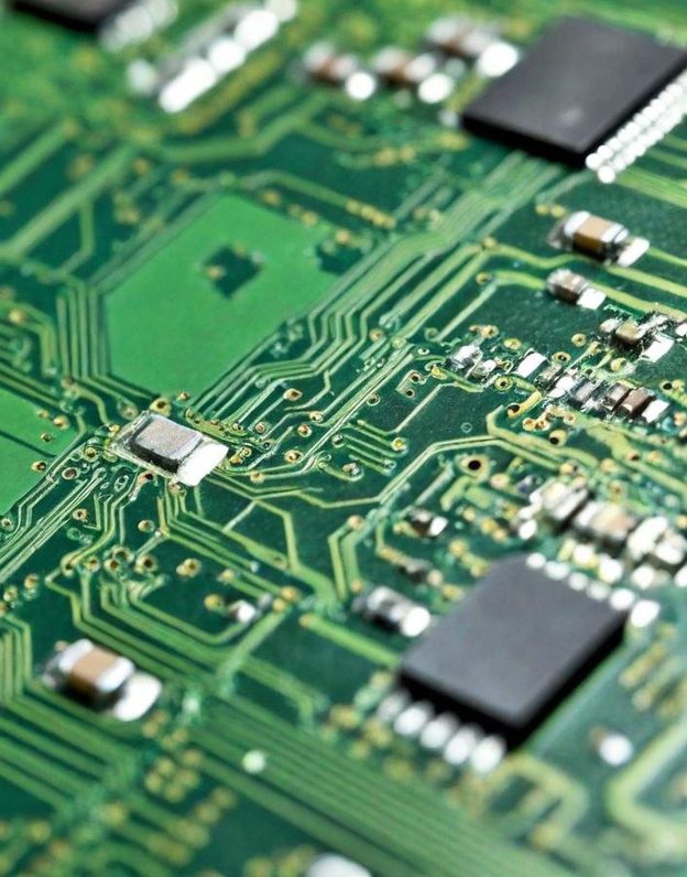 pcb Detailansicht einer grünen Leiterplatte mit verschiedenen elektronischen Bauteilen.